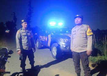 Personel Polsek Sanankulon Giat Rutin Kunjungi Pos Kamling Desa Guna Bersama Menjaga Sitkamtibmas Lingkungan Sekitar.