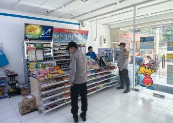 Patroli Pertokoan Polsek Sananwetan Sambangi Minimarket, Cegah Aksi Kriminalitas dan Wujudkan Situasi Kondusif