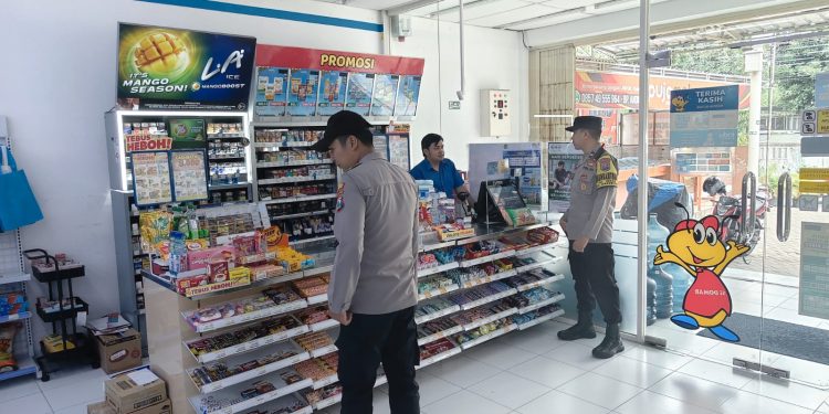 Patroli Pertokoan Polsek Sananwetan Sambangi Minimarket, Cegah Aksi Kriminalitas dan Wujudkan Situasi Kondusif