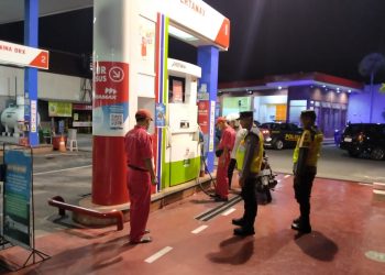 Patroli Harkamtibmas Malam, Polsek Sananwetan Sambangi SPBU Sampaikan Himbauan dan Tingkatkan Kewaspadaan