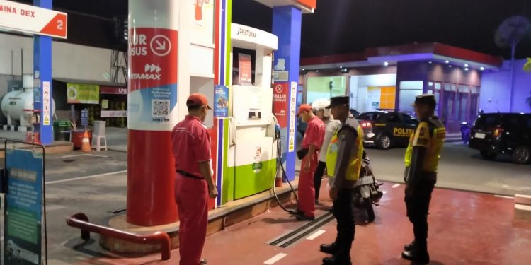 Patroli Harkamtibmas Malam, Polsek Sananwetan Sambangi SPBU Sampaikan Himbauan dan Tingkatkan Kewaspadaan