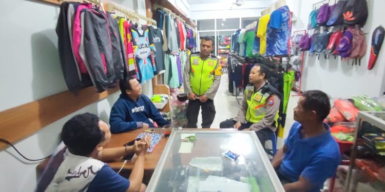 Patroli Pertokoan Malam, Polsek Sananwetan Sambangi Toko Baju Pumada Antisipasi Kejahatan dan Sampaikan Himbauan Kamtibmas