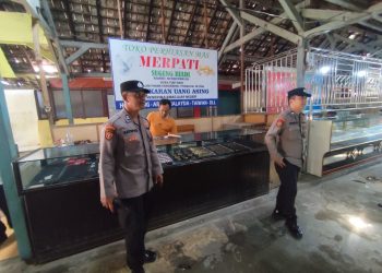 Polsek Ponggok Patroli di Toko Emas Pasar Cangkring, Antisipasi Kerawanan Kriminalitas