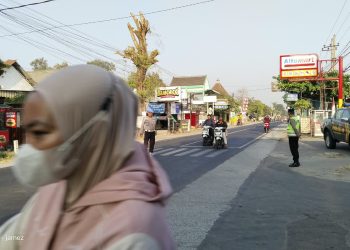 Pengaturan Lalin Pagi Polsek Wonodadi Wujudkan Kelancaran & Ketertiban Berlalu Lintas