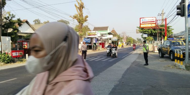 Pengaturan Lalin Pagi Polsek Wonodadi Wujudkan Kelancaran & Ketertiban Berlalu Lintas