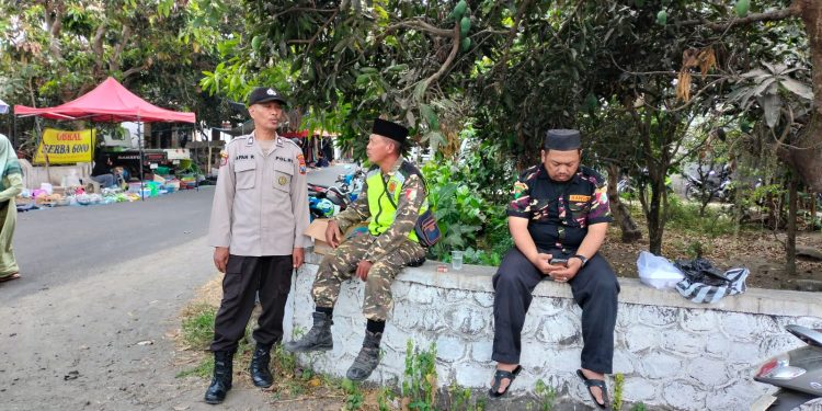 POLSEK WONODADI LAKSANAKAN PATROLI DIALOGIS BERSAMA ANGGOTA BANSER, SAMPAIKAN PESAN KAMTIBMAS DAN LAYANAN POLRI 110